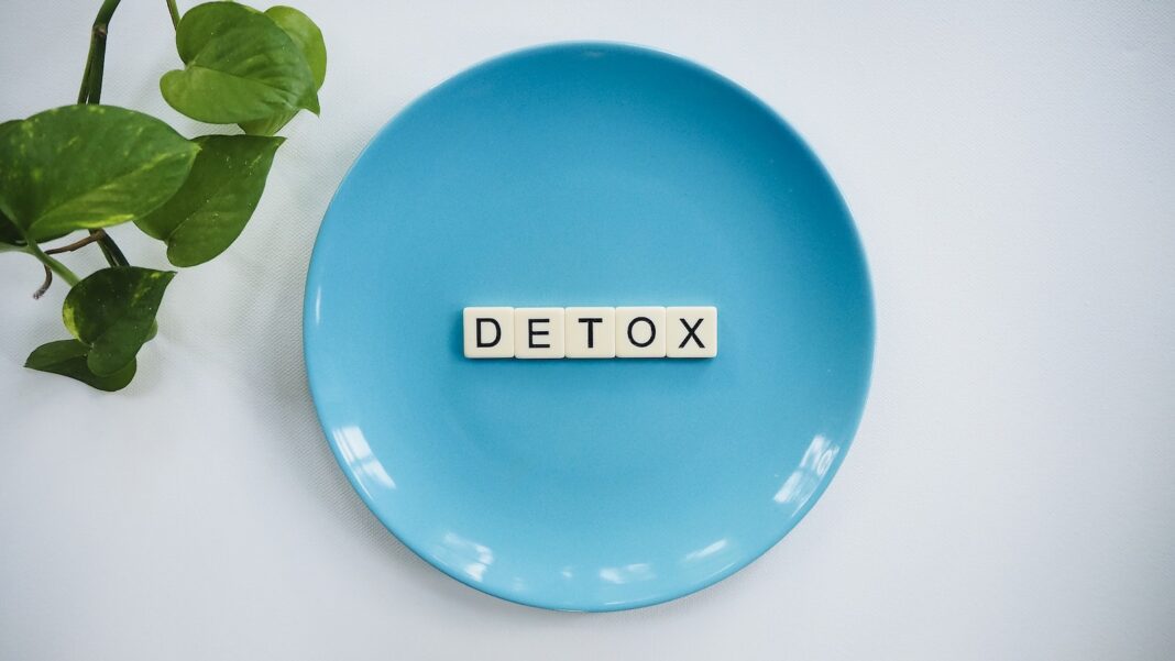 Detox Text on Round Blue Plate